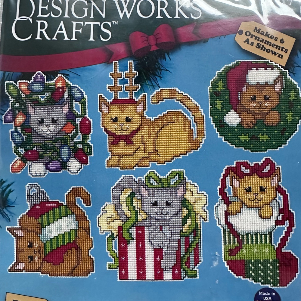 NIP Design Works Crafts Christmas Kittens Plastic Canvas Ornament Kit #5917